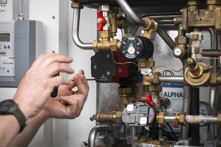 https://slussen.azureedge.net/image/1100/Grundfos_ALPHA2_GO_installation_1.jpg