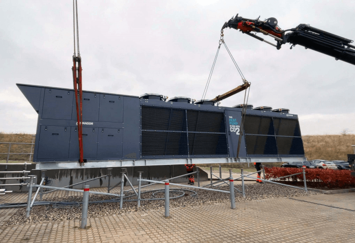 https://slussen.azureedge.net/image/46391/Advansor_ValueBox_Combi_installation_with_crane.jpg